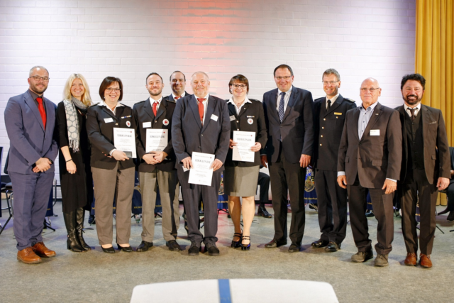 Politik und Blaulichtwesen würdigen ehrenamtliches besonders Engagement in einem wichtigen Bereich. (Gruppenfoto) Im Bild (v.l.n.r.): Andreas Hanna-Krahl (BRK-Vizepräsident, MdL), Silke Launert (Parlamentarische Staatssekretärin bei der Bundesministerin für Forschung, Technologie und Raumfahrt, MdB), Silvia Pöhlmann (PSNV-Team Bayreuth/Kulmbach), Dominik Hohnerlein (PSNV-Team Bayreuth/Kulmbach), Mischa Nietfeld (stv. Kreisbereitschaftsleiter BRK-Kreisverband Bayreuth), Heiko Pöhnl (Fachdienstleiter PSNV-Team Bayreuth/Kulmbach), Lena Engelmann (PSNV-Team Bayreuth/Kulmbach), Martin Schöffel (Staatssekretär im Bayerischen Staatsministerium der Finanzen und für Heimat, MdL), Dr. Rene Mühlberger (Landeszentralstelle für PSNV Bayern), Peter Herzing (Vorsitzender BRK-Kreisverband Bayreuth) und Sven Ruhl (Bürgermeister Glashütten).