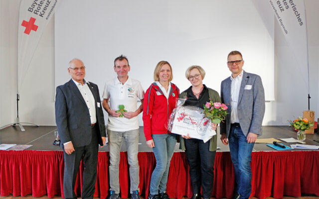 Engagement für Kinder und junge Menschen - Sigikid als besonderer Förderer des Jugendrotkreuzes ausgezeichnet. Im Bild: Peter Herzing (BRK-Vorsitzender Bayreuth), Matthias Fick (stv. Jugendleiter BRK-Bayreuth), Kathrin Fick (Jugendleiterin BRK-Bayreuth), Heidi Rhau (Firma Sigikid) und Markus Ruckdeschel (Kreisgeschäftsführer BRK-Bayreuth).