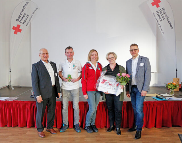 Engagement für Kinder und junge Menschen - Sigikid als besonderer Förderer des Jugendrotkreuzes ausgezeichnet. Im Bild: Peter Herzing (BRK-Vorsitzender Bayreuth), Matthias Fick (stv. Jugendleiter BRK-Bayreuth), Kathrin Fick (Jugendleiterin BRK-Bayreuth), Heidi Rhau (Firma Sigikid) und Markus Ruckdeschel (Kreisgeschäftsführer BRK-Bayreuth).