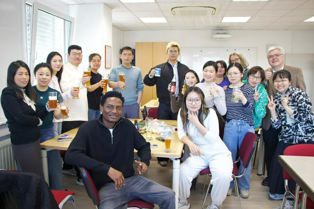 Im Rahmen des Projekts Care and Career feierten unsere internationalen Fachkräfte aus dem Anerkennungskurs gemeinsam mit den Auszubildenden aus der Pflege eine fröhliche und bunte Weihnachtsfeier.