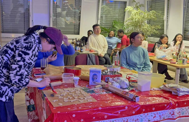 Im Rahmen des Projekts Care and Career feierten unsere internationalen Fachkräfte aus dem Anerkennungskurs gemeinsam mit den Auszubildenden aus der Pflege eine fröhliche und bunte Weihnachtsfeier.