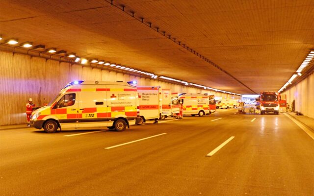 Großübung in Bayreuth - Einsatzkräfte des BRKs in der Einhausung (A9) bei Bayreuth. - Einhausung.