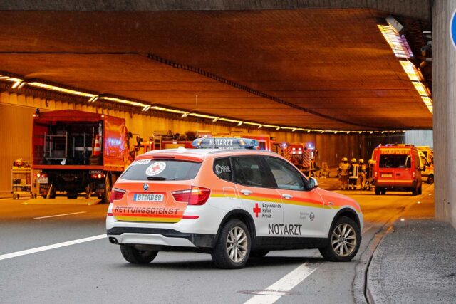 Großübung in Bayreuth - Einsatzkräfte des BRKs in der Einhausung (A9) bei Bayreuth. - Notarzteinsatzfahrzeug