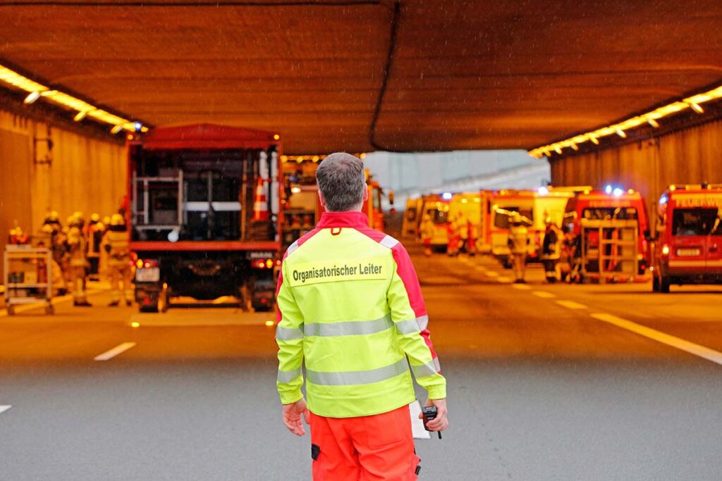Großübung in Bayreuth - Einsatzkräfte des BRKs in der Einhausung (A9) bei Bayreuth. - Organisatorischer Leiter.