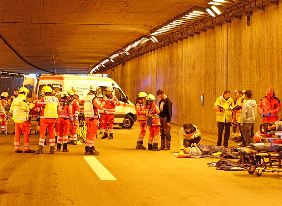 Großübung in Bayreuth - Einsatzkräfte des BRKs in der Einhausung (A9) bei Bayreuth. - In der Einhausung.