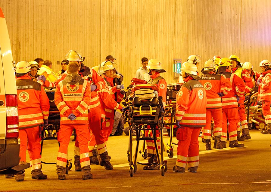 Großübung in Bayreuth - Einsatzkräfte des BRKs in der Einhausung (A9) bei Bayreuth. - In der Einhausung.