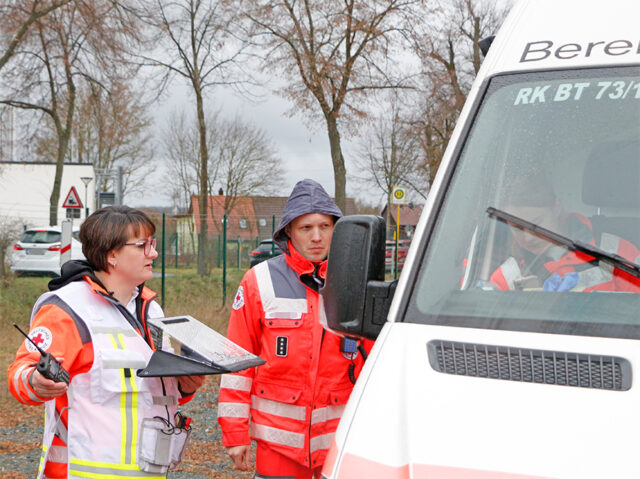 Großübung in Bayreuth - Einsatzkräfte des BRKs in der Einhausung (A9) bei Bayreuth. - Bereitstellungsraum.