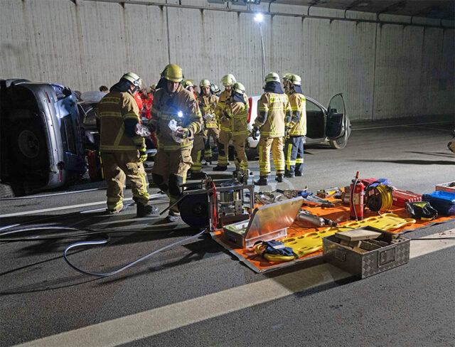 Großübung in Bayreuth - Einsatzkräfte des BRKs in der Einhausung (A9) bei Bayreuth. - Einhausung.
