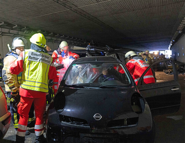 Großübung in Bayreuth - Einsatzkräfte des BRKs in der Einhausung (A9) bei Bayreuth. - Einhausung.