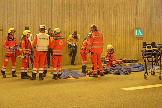 Großübung in Bayreuth - Einsatzkräfte des BRKs in der Einhausung (A9) bei Bayreuth. - Einhausung.