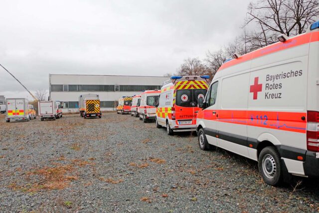 Großübung in Bayreuth - Einsatzkräfte des BRKs in der Einhausung (A9) bei Bayreuth. - Bereitsstellungsraum.