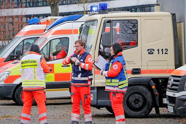 Großübung in Bayreuth - Einsatzkräfte des BRKs in der Einhausung (A9) bei Bayreuth. - Bereitstellungsraum
