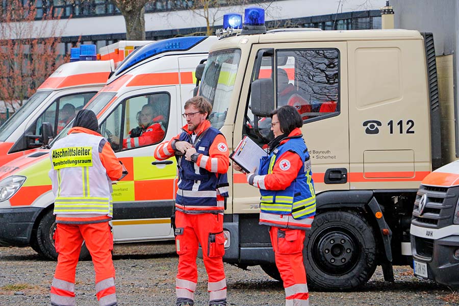 Großübung in Bayreuth - Einsatzkräfte des BRKs in der Einhausung (A9) bei Bayreuth. - Bereitstellungsraum