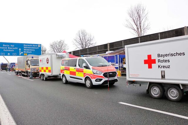 Großübung in Bayreuth - Einsatzkräfte des BRKs in der Einhausung (A9) bei Bayreuth. - Versorgungsstelle.