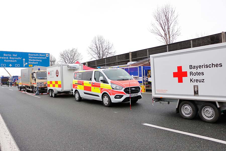 Großübung in Bayreuth - Einsatzkräfte des BRKs in der Einhausung (A9) bei Bayreuth. - Versorgungsstelle.