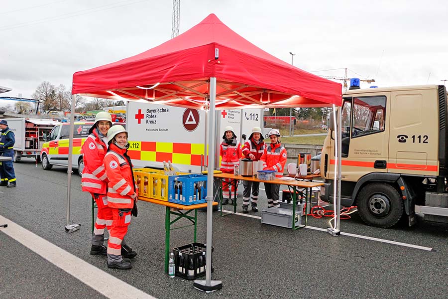 Großübung in Bayreuth - Einsatzkräfte des BRKs in der Einhausung (A9) bei Bayreuth. - Versorgungsstelle.