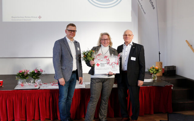 Im Bild: Peter Herzing (Vorsitzender BRK-Bayreuth), Sylvia Schatz-Seidel (Geseeser Landbäckerei) und Markus Ruckdeschel (Kreisgeschäftsführer BRK-Bayreuth).