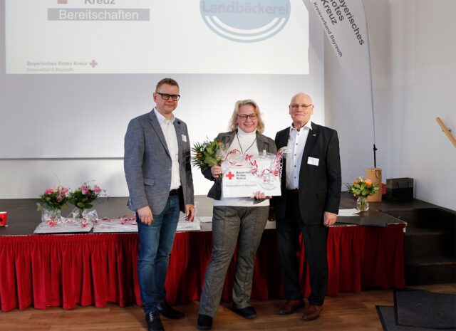 Im Bild: Peter Herzing (Vorsitzender BRK-Bayreuth), Sylvia Schatz-Seidel (Geseeser Landbäckerei) und Markus Ruckdeschel (Kreisgeschäftsführer BRK-Bayreuth).