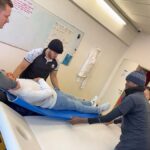 Praxisnaher Wokrshop am KUVB-Tag im Rettcampus: Patienten rückengerecht heben, tragen und transportieren ind Rettungsdienst und Pflege