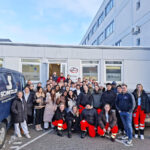 KUVB-Tag am BRK – Rückengesundheit und körperliche Fitness im Fokus - Gruppenbild vor dem Rettcampus der BRK-Schulen Rettung.