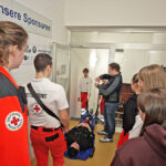 Praxisnaher Wokrshop am KUVB-Tag im Rettcampus: Patienten rückengerecht heben, tragen und transportieren ind Rettungsdienst und Pflege
