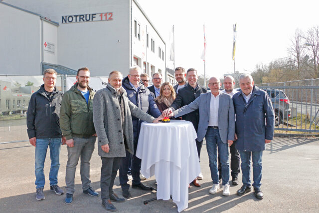 Symbolischerr Knopfdruck als Startschuss für den Erwieterungsbau der ILS Bayreuth/Kulmbach mit Würdenträgern und Planern.