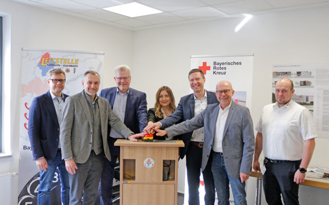 Symbolischer Startschuss des Erweiterungsbau der Integrierten Leitstelle Bayreuth/Kulmbach. Im Bild (v.l.n.r.): Markus Ruckdeschel (BRK-Kreisgeschäftsführer Bayreuth), Oliver Hempfling (Abteilungsleiter Öffentliche Sicherheit, Bauwesen, Natur- und Umweltschutz Landratsamt Kulmbach), Thomas Ebersberger (Oberbürgermeister und Vorsitzender des Zweckverbandes für Rettungsdienst und Feuerwehralarmierung - ZRF - Bayreuth/Kulmbach), Melanie Heinlein-Lodes (Direktorin der AOK Bayreuth-Kulmbach), Florian Wiedemann (Landrat Landkreis Bayreuth), Harald Burkhardt (Geschäftsführer ZRF Bayreuth/Kulmbach) und Dr. Christopher Häfner (Leiter der Integrierten Leistelle - ILS - Bayreuth/Kulmbach).