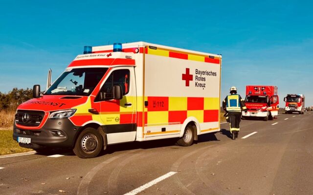 Fahrzeuge der Einsatzkräfte am Einsatzort auf der Staatsstraße zwischen Hollfeld und Plankenfels. Quelle: Kreisbrandinspektion Bayreuth