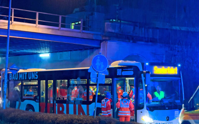 Einsatzkräfte und Verletzte und Betroffene des Zugunglücks am Bayreuther Hauptbahnhof werden in einem Bus transportiert.