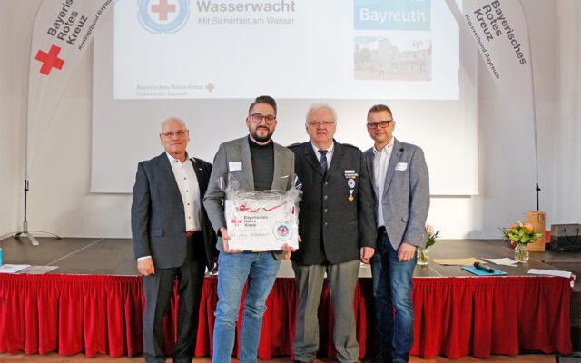 Stadtwerke Bayreuth: Starke Partner des Ehrenamtes - Auszeichnung beim Rotkreuzempfang. Im Bild (v.l.n.r.): Peter Herzing (Vorsitzender BRK-Bayreuth), Benjamin Beyer (Bäderkoordinator Stadtwerke Bayreuth), Hans Joachim Seibel (Kreisvorsitzender Wasserwacht Bayreuth) und Markus Ruckdeschel (Kreisgeschäftsführer BRK-Bayreuth).