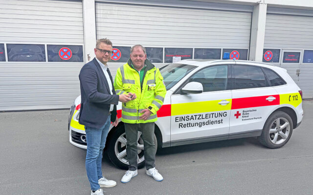 BRK-Bayreuth stellt neues Einsatzfahrzeug für Einsatzleiter Rettungsdienst in Dienst. BRK-Kreisgeschäftsführer Bayreuth, Markus Ruckdeschel, bei der Schlüsselübergabe an Dietmar Kasel, Leiter Rettungsdienst BRK-Bayreuth.
