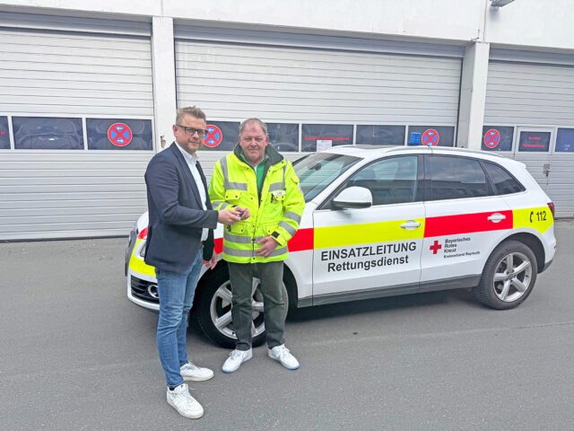BRK-Bayreuth stellt neues Einsatzfahrzeug für Einsatzleiter Rettungsdienst in Dienst. BRK-Kreisgeschäftsführer Bayreuth, Markus Ruckdeschel, bei der Schlüsselübergabe an Dietmar Kasel, Leiter Rettungsdienst BRK-Bayreuth.