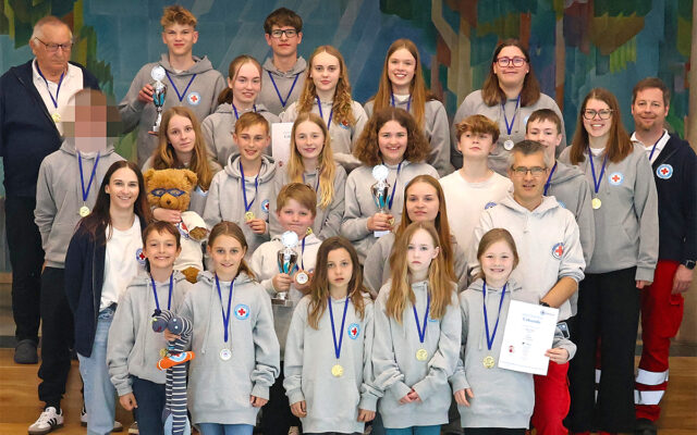 Die Teilnehmenden Gruppen der Wasserwachtjugend der Wasserwacht Ortsgruppe Bayreuth beim Bezirkswettbewerb im Rettungschwimmen 2026.