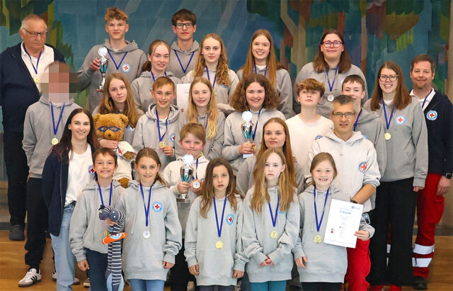 Die Teilnehmenden Gruppen der Wasserwachtjugend der Wasserwacht Ortsgruppe Bayreuth beim Bezirkswettbewerb im Rettungschwimmen 2026.