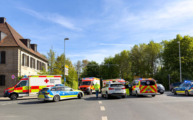 Eindatzfahrzeuge von Rettungsdienst und Polizei am Einsatzort im Stadtgebiet Bayreuth.