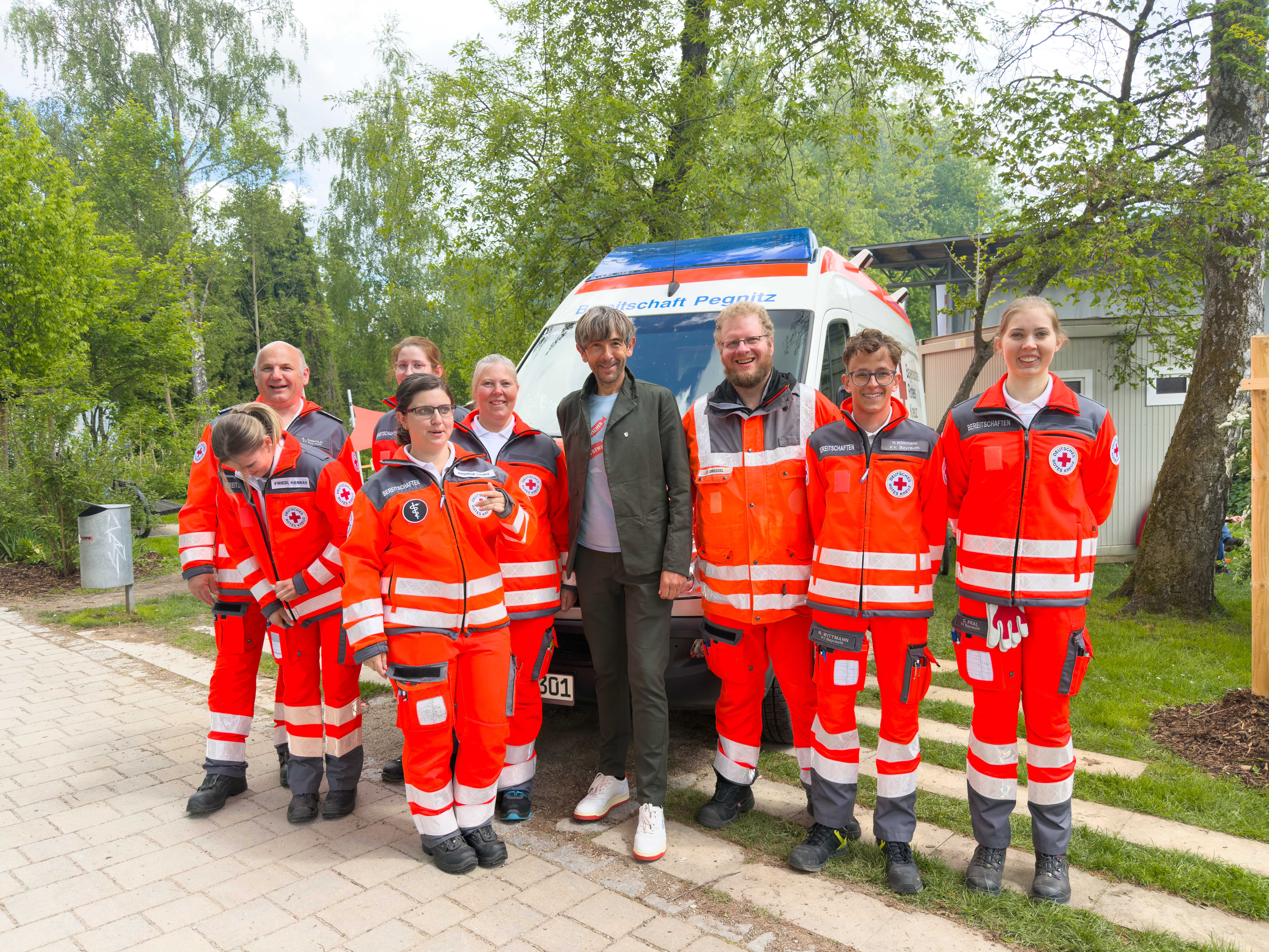 Die Kameradinnen und Kameraden der BRK-Bereitschfat Pegnitz mit Bürgermeister Wolfgang Nierhoff bei der Absicherung des Pegnitzer Bratwurtsgipfels.