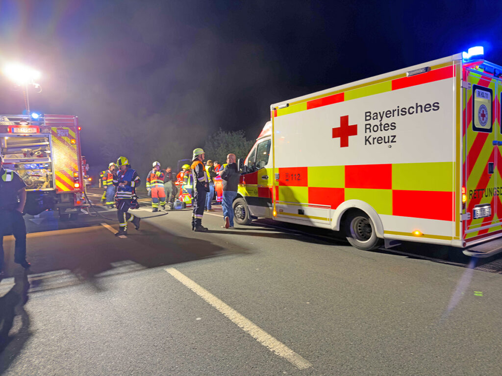 Einsatzkräfte von BRK und Feuerwehren an der Unfallstelle nahe der St. Rupert-Kapelle bei Obernsees.