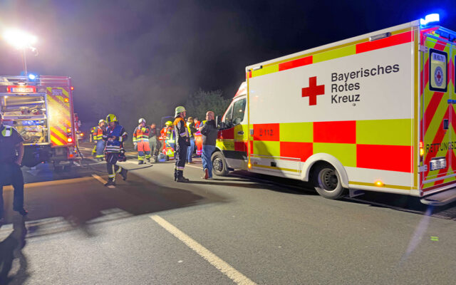 Einsatzkräfte von BRK und Feuerwehren an der Unfallstelle nahe der St. Rupert-Kapelle bei Obernsees.
