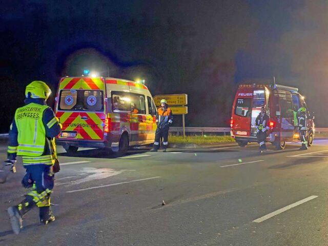 Einsatzkräfte von BRK und Feuerwehren an der Unfallstelle nahe der St. Rupert-Kapelle bei Obernsees.