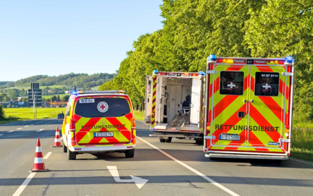 Einsatzfarheuge des Rettungsdienstes in der Bindlacher Allee.