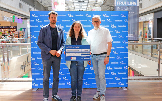 Das Rotmain-Center übergibt eine Spende für die BRK-SCHÖNzeit. Im Bild Center Manager Fabian Paschl, Annika Schreier (Koordinatorin BRK-SCHÖNzeit) und BRK-Kreisgeschäftsführer Markus Ruckdeschel.
