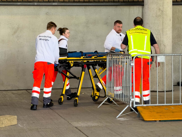 Einsatzleiter Netfeld schickt Sanitäter zum Patienten