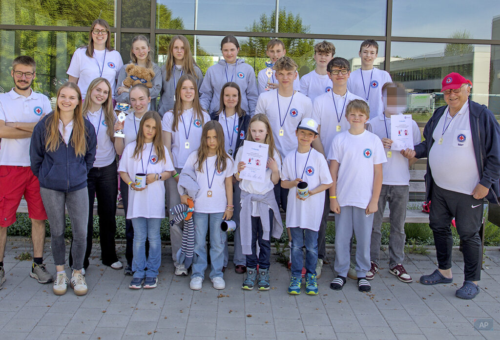 Gruppenfoto der Teilnehmenden der Wassserwachtjugend Ortsgruppe Bayreuth mit Betreuerinnen und Betreuern.