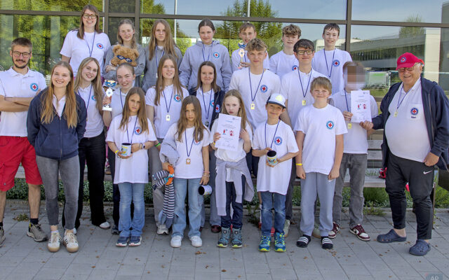 Gruppenfoto der Teilnehmenden der Wassserwachtjugend Ortsgruppe Bayreuth mit Betreuerinnen und Betreuern.