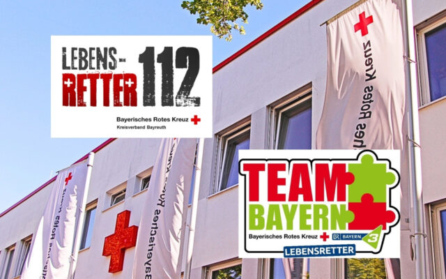 Fahnen vor der Geschäftsstelle des BRK-Kreisverbandes Bayreuth - überlagert vom Logo Lebensretter112 und Logo Team Bayern Lebensretter