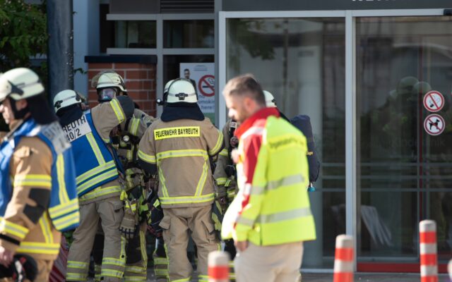 Einsatzkräfte vor dem Eingang des Bayreuther Klinikums.