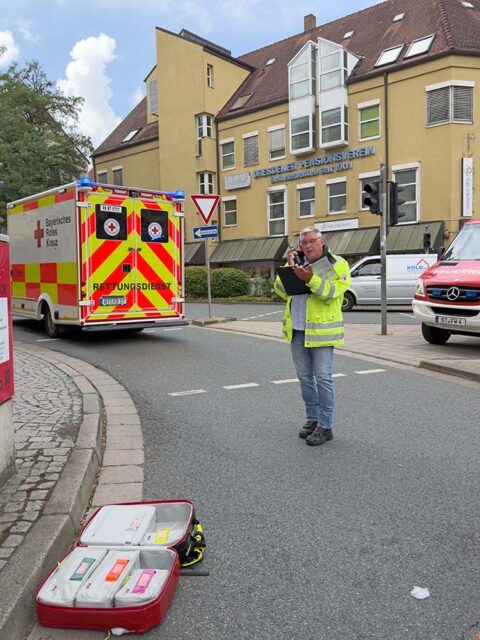 Einsatzkräfte und Einsatzfahrzeuge am Einsatzort in der Bayreuther Innenstadt.
