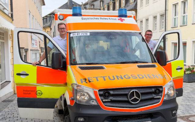 Ehrenamtliche Helfer des BRK Bayreuth im Eindatz zur Absicherung des Bayreuther Bürgerfestes - mit Rettungswagen.
