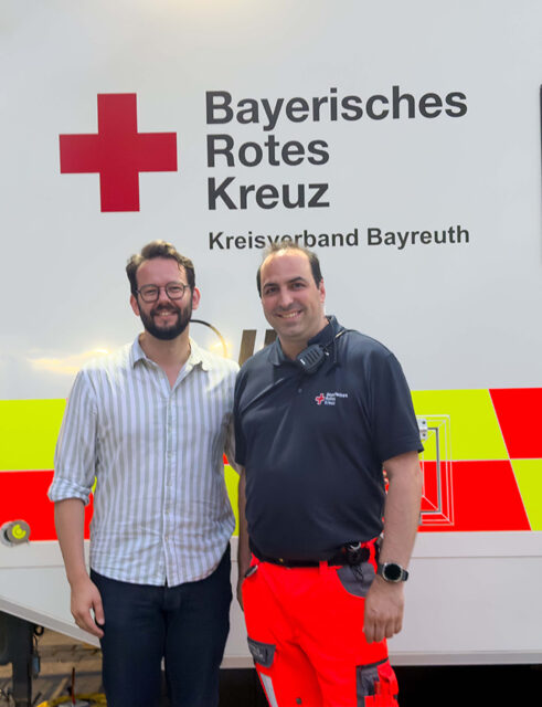 Oberbürgermeister Dr. Andreas Zippel (l.) zu Besuch bei den BRK-Ehrenamtlichen, die das Bayreuther Bürgerfest absichern, mit stv. Kreisbereitschaftsleiter Mischa Nietfeld.