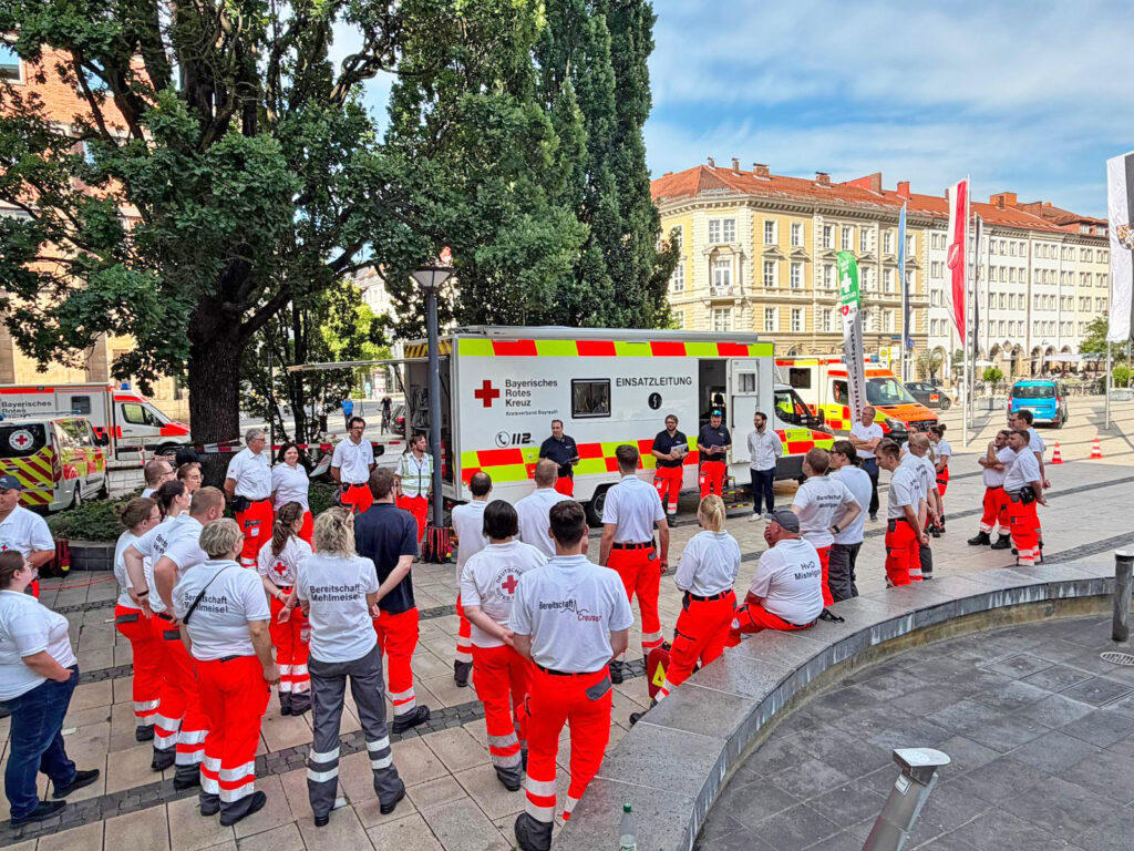 Briefing der Einsatzkräfte des BRKs für den Sanitätsdienst am Bayreuther Bürgerfest.